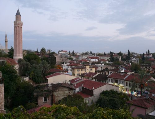 Yivli Minare Moskee in de oude stad van Antalya